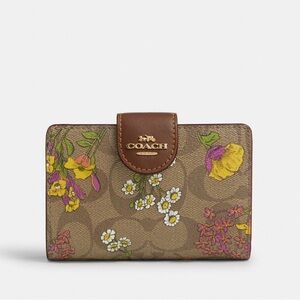 NWT Coach Outlet Medium Corner Zip Wallet In Signature Canvas With Floral Print